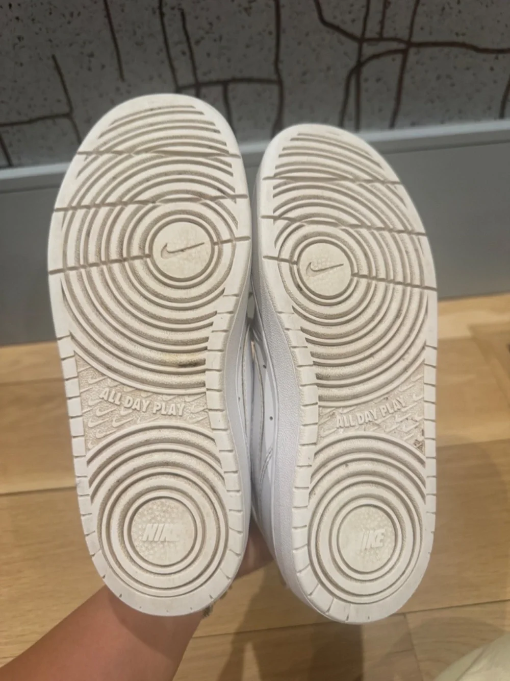 Nike Kids Court Borough Mid 2 white-Sz 4.5 Youth